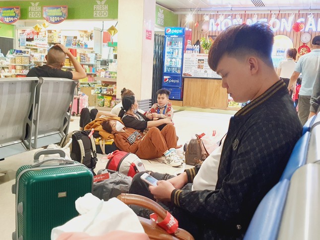 Sân bay Tân Sơn Nhất đông nghịt, khách vật vã từ mờ sáng 27 Tết- Ảnh 11.