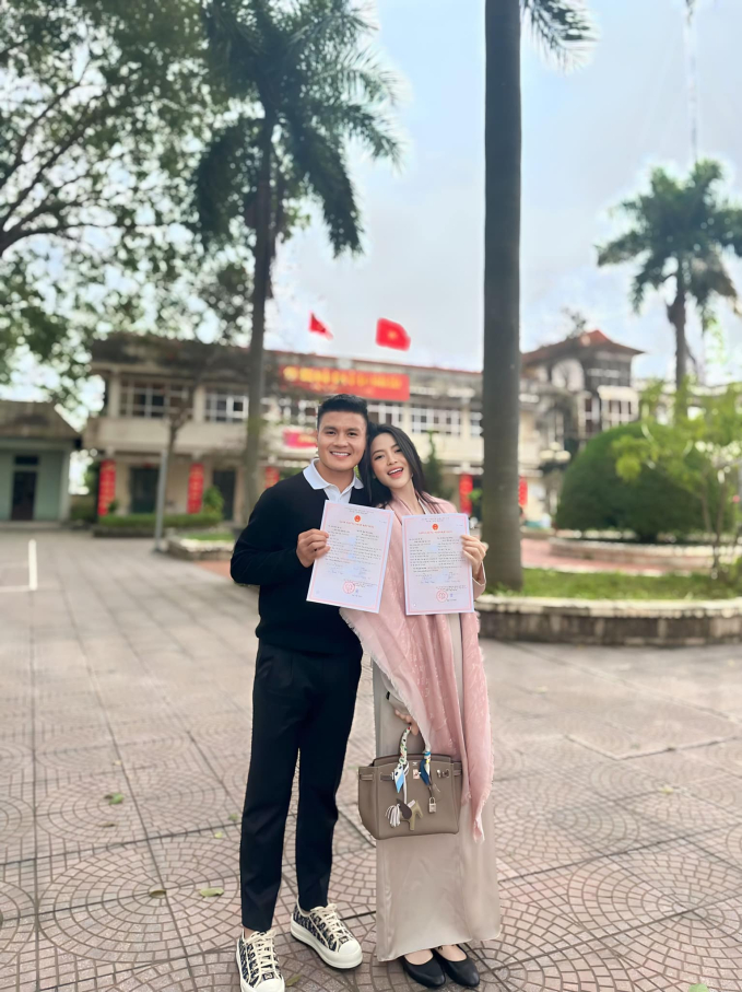 Hot: Quang Hải và Chu Thanh Huyền khoe giấy đăng kí kết hôn, chính thức trở thành vợ chồng hợp pháp- Ảnh 1.