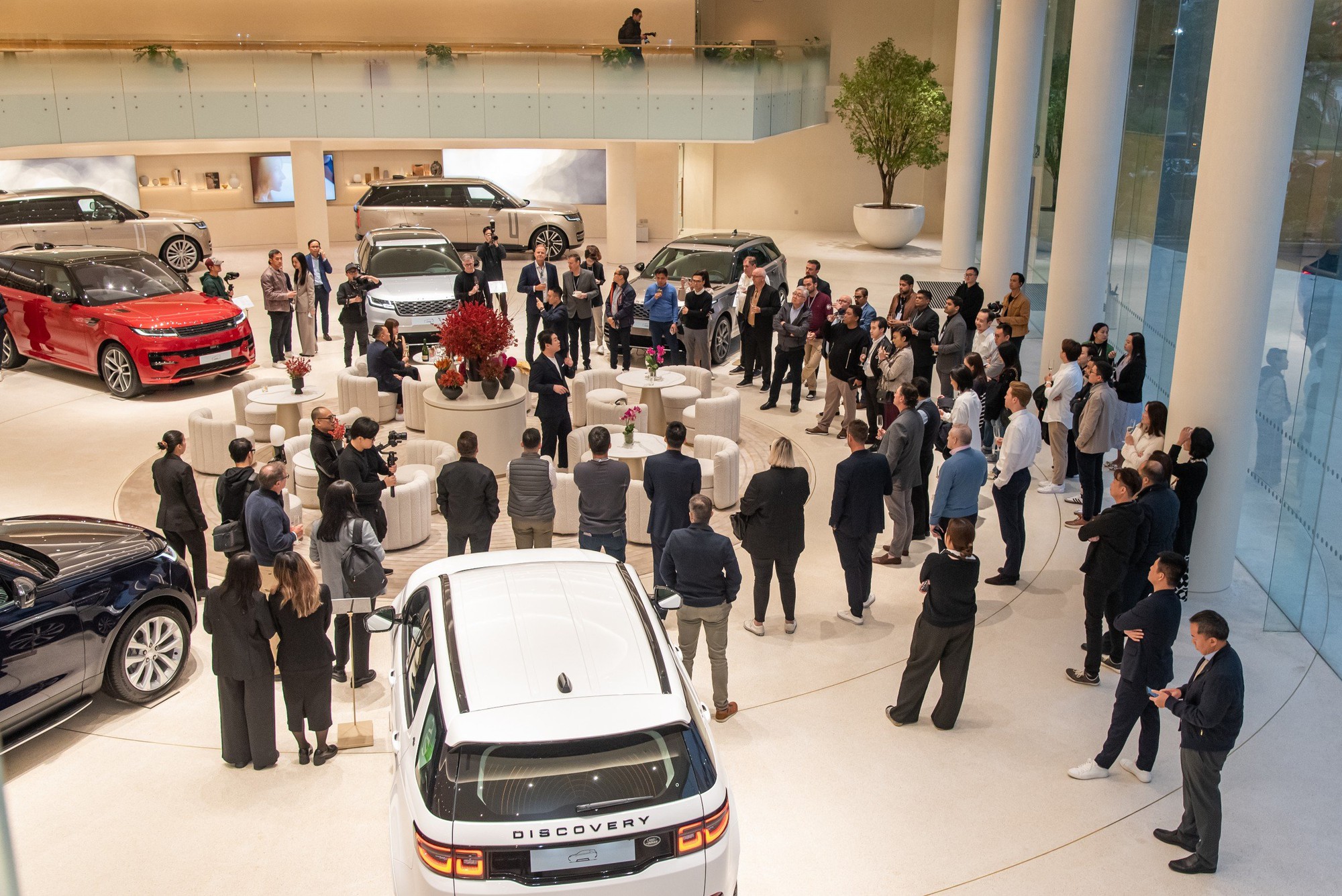 Đoàn JLR châu Á-Thái Bình Dương: ‘Trung tâm trưng bày mới của Land Rover Việt Nam ấn tượng nhưng không dễ nhân rộng’- Ảnh 15.