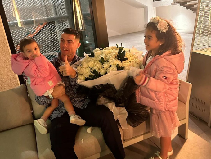 Ronaldo đăng ảnh khoe sinh nhật lần thứ 39, fan ngỡ ngàng trước chiều cao khó tin của cậu con trai cả- Ảnh 2.