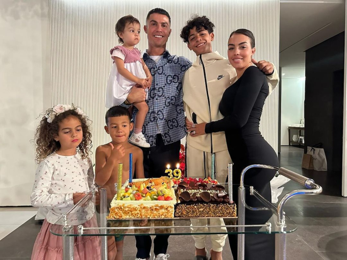 Ronaldo đăng ảnh khoe sinh nhật lần thứ 39, fan ngỡ ngàng trước chiều cao khó tin của cậu con trai cả- Ảnh 1.