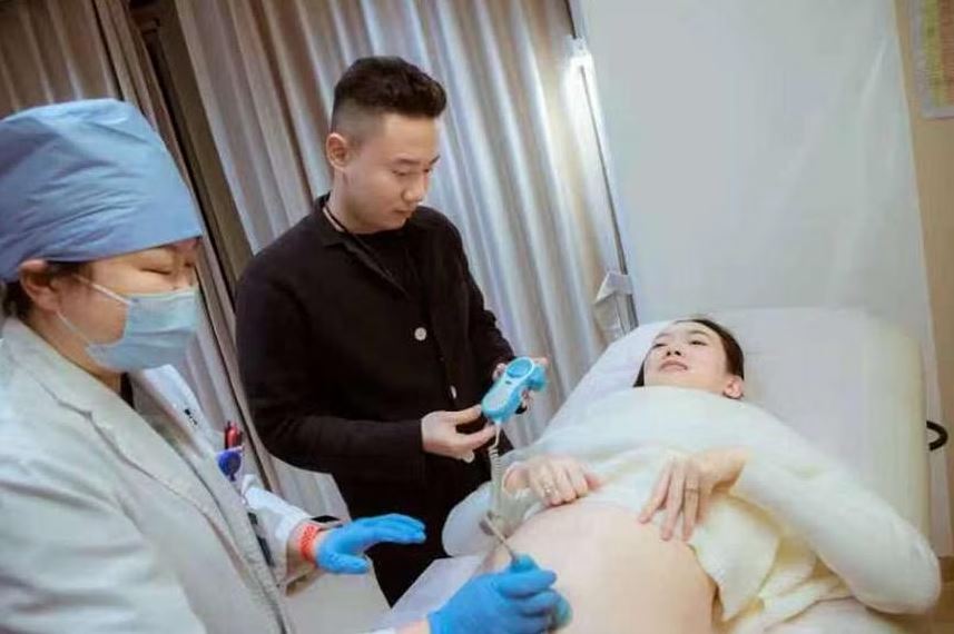 Cơn sốt sinh con năm Thìn 2024 ở Trung Quốc: 'Đông đúc chúng tôi cũng không sợ'- Ảnh 1.