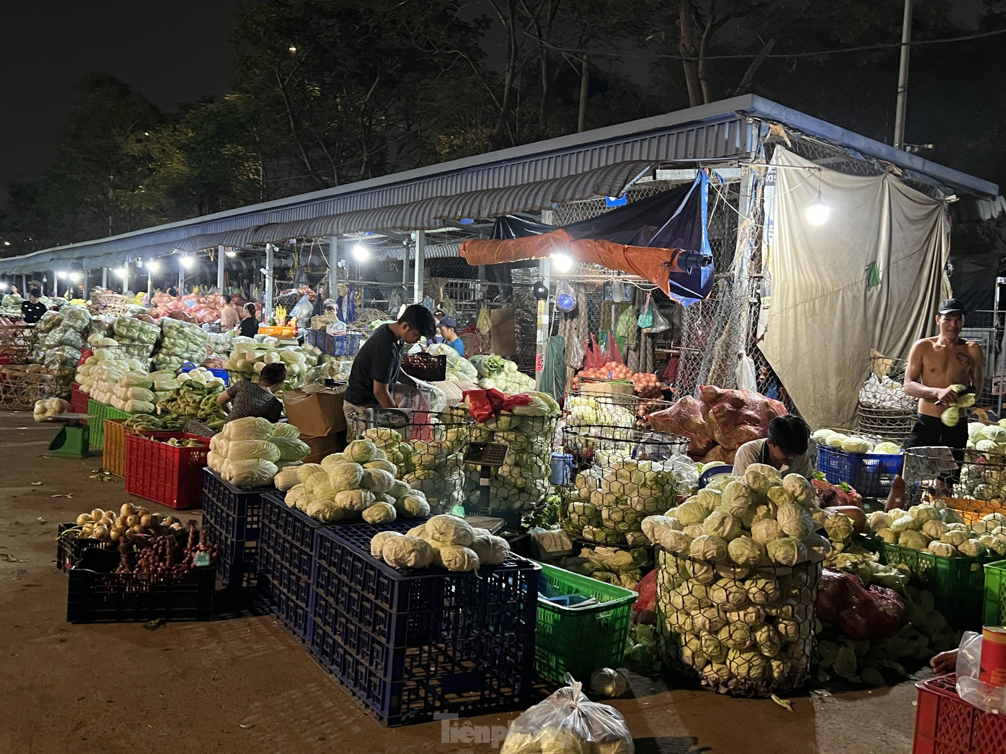 Chợ họp xuyên đêm, khách 'tràn' vào siêu thị từ mờ sáng 28 Tết- Ảnh 12.