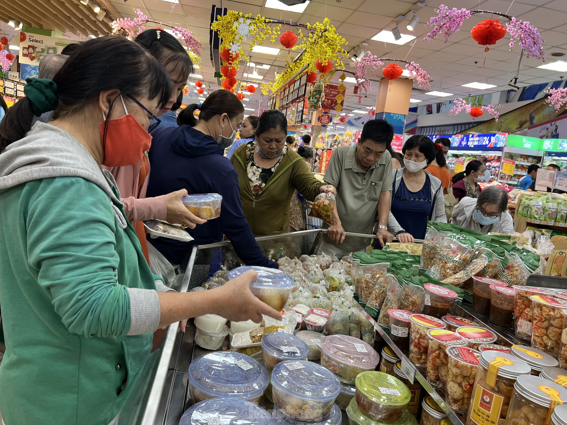 Chợ họp xuyên đêm, khách 'tràn' vào siêu thị từ mờ sáng 28 Tết- Ảnh 6.