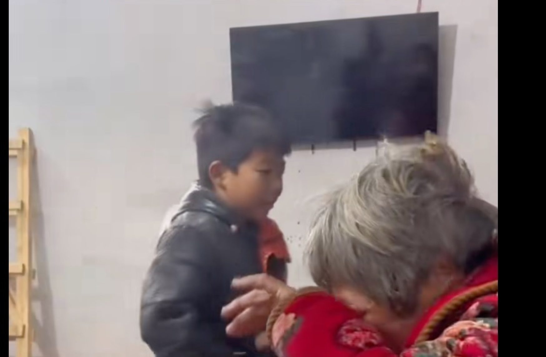 Cậu bé 4 lần lao vào nhà đang cháy cứu bố và bà ở Trung Quốc- Ảnh 1.