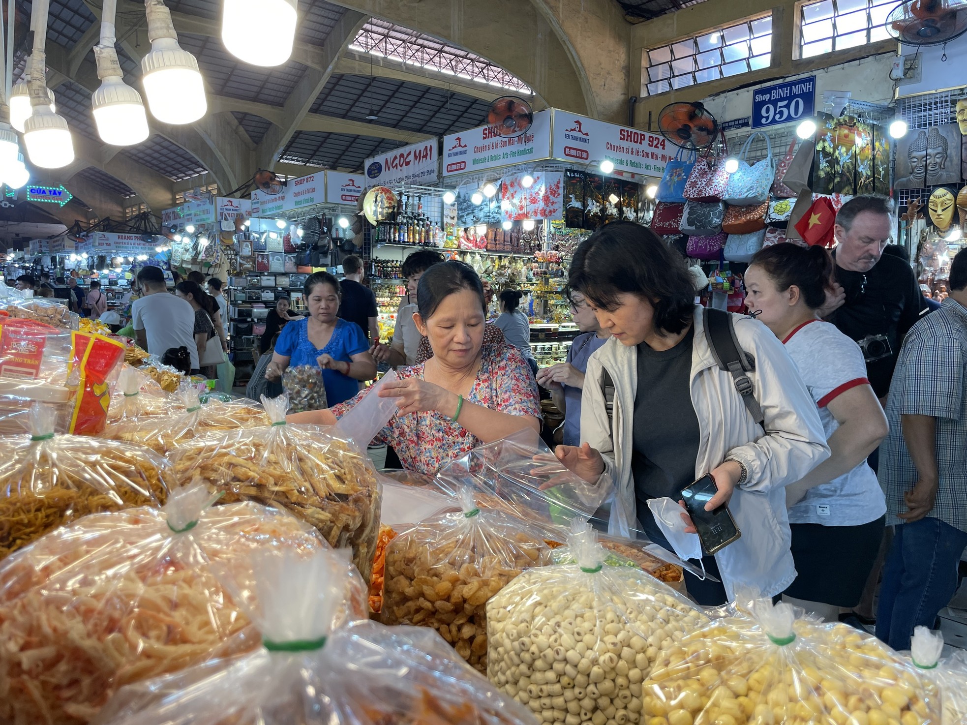Chợ họp xuyên đêm, khách 'tràn' vào siêu thị từ mờ sáng 28 Tết- Ảnh 8.