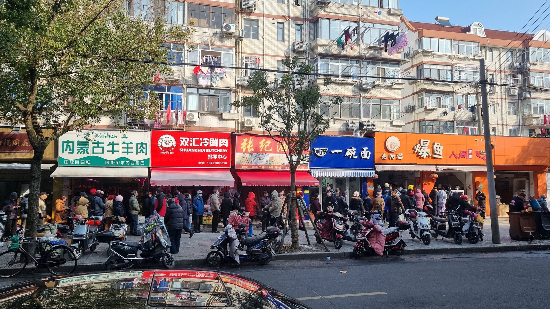 Du học sinh Việt trải nghiệm chợ Tết của người Trung Quốc: Bất ngờ với sản phẩm “cháy hàng” nhanh nhất, không phải hoa quả hay kẹo bánh mà là món rất quen thuộc với mọi nhà- Ảnh 2.