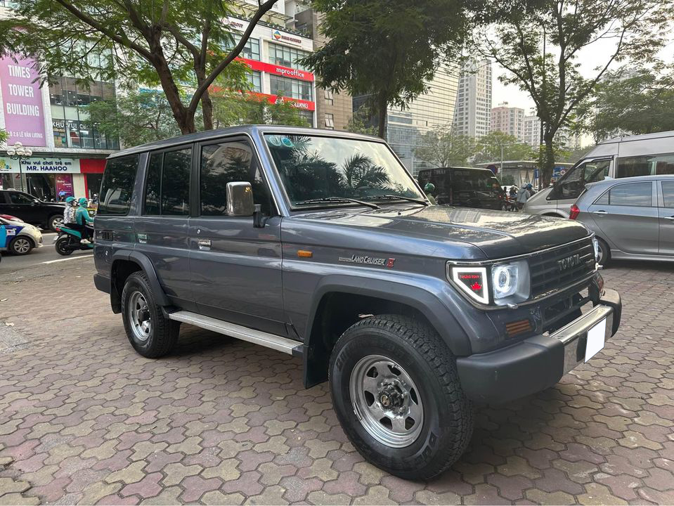 Bán Toyota Land Cruiser 33 năm tuổi giá 750 triệu, chủ xe tiết lộ: 'Đã lên kính chỉnh điện, lắp pô Mercedes G 63'- Ảnh 1.