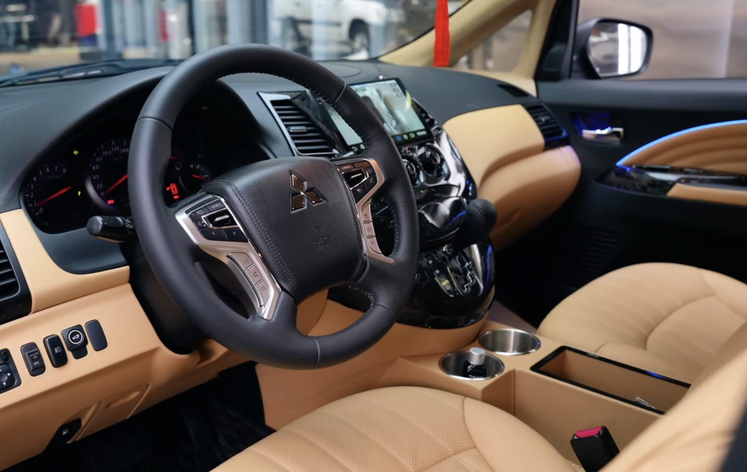 Mitsubishi Grandis 'hồi xuân' để đón Tết: Sơn giống Mercedes, có đá cốp, nội thất có chi tiết giống Lamborghini- Ảnh 7.