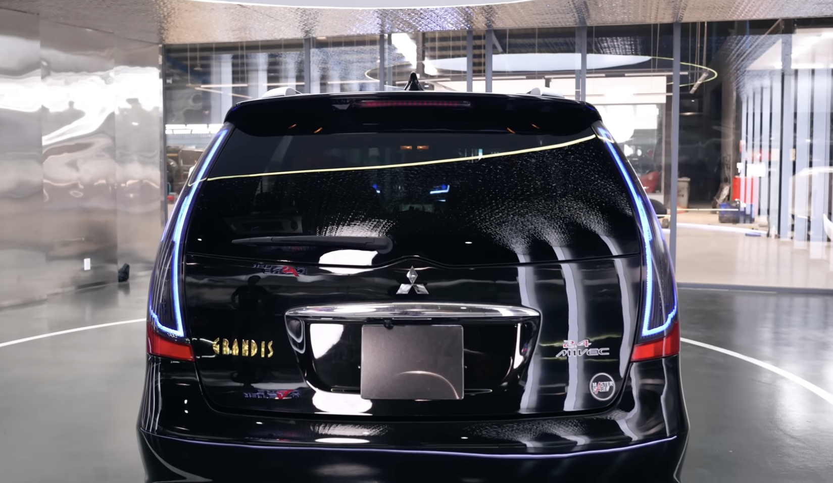Mitsubishi Grandis 'hồi xuân' để đón Tết: Sơn giống Mercedes, có đá cốp, nội thất có chi tiết giống Lamborghini- Ảnh 14.