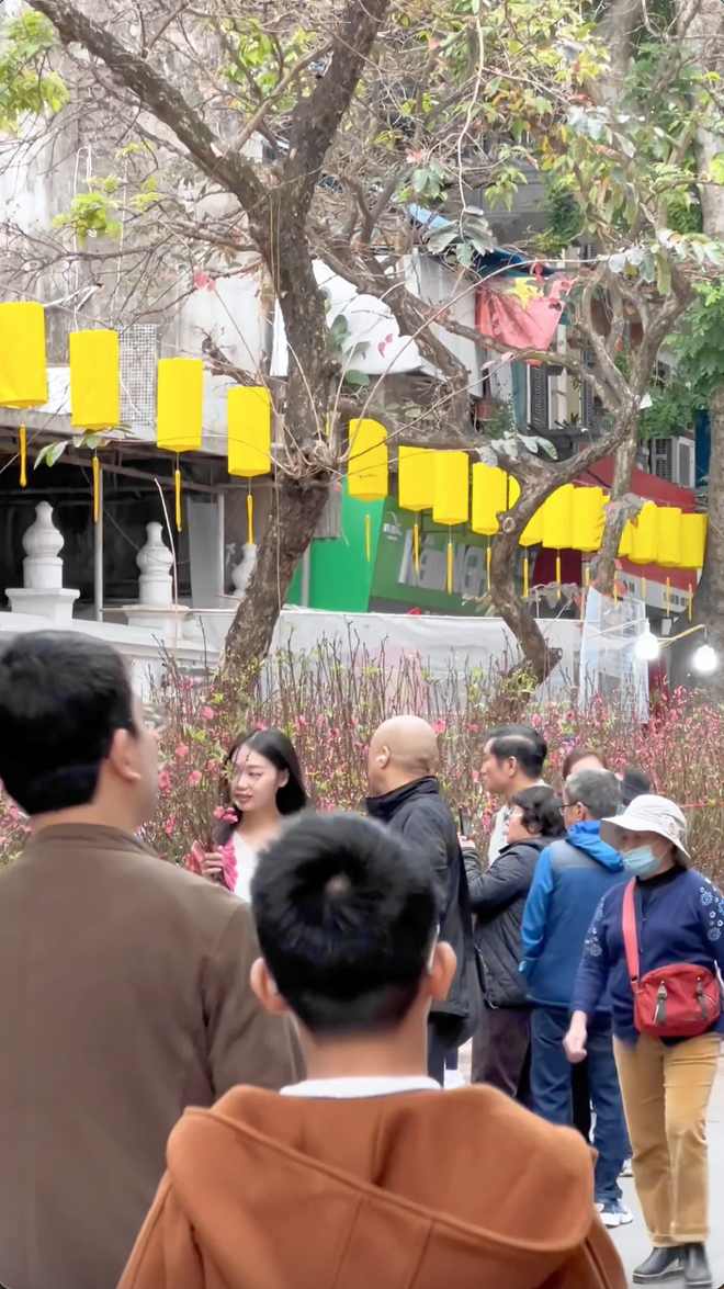 Tết ở những khu chợ lớn nhất Hà Nội: Không khí mùa xuân rộn ràng trong từng món ăn, từng cành đào, cây quất- Ảnh 10.