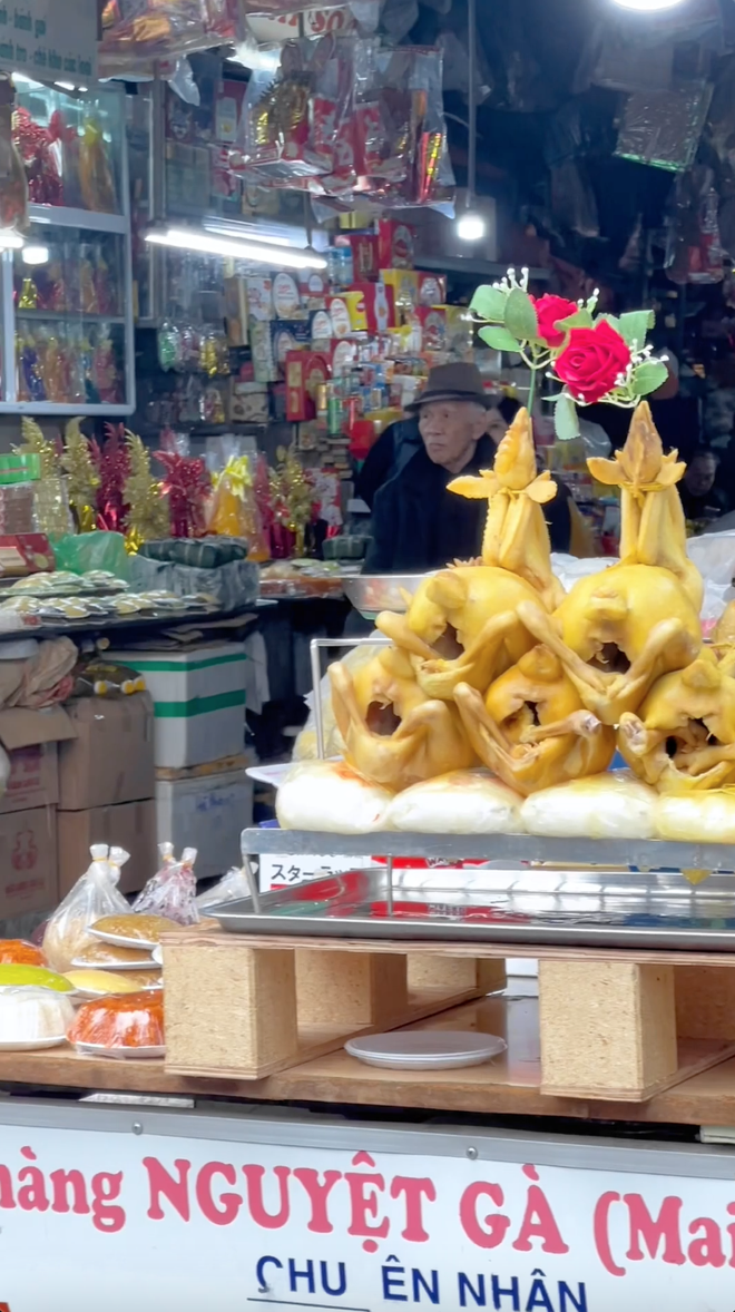 Tết ở những khu chợ lớn nhất Hà Nội: Không khí mùa xuân rộn ràng trong từng món ăn, từng cành đào, cây quất- Ảnh 7.