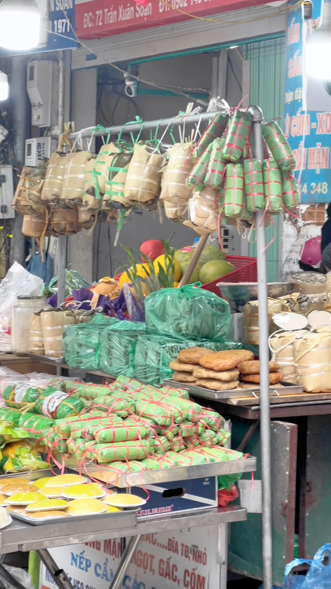 Tết ở những khu chợ lớn nhất Hà Nội: Không khí mùa xuân rộn ràng trong từng món ăn, từng cành đào, cây quất- Ảnh 6.