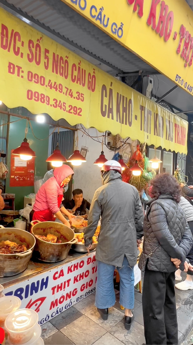 Tết ở những khu chợ lớn nhất Hà Nội: Không khí mùa xuân rộn ràng trong từng món ăn, từng cành đào, cây quất- Ảnh 5.