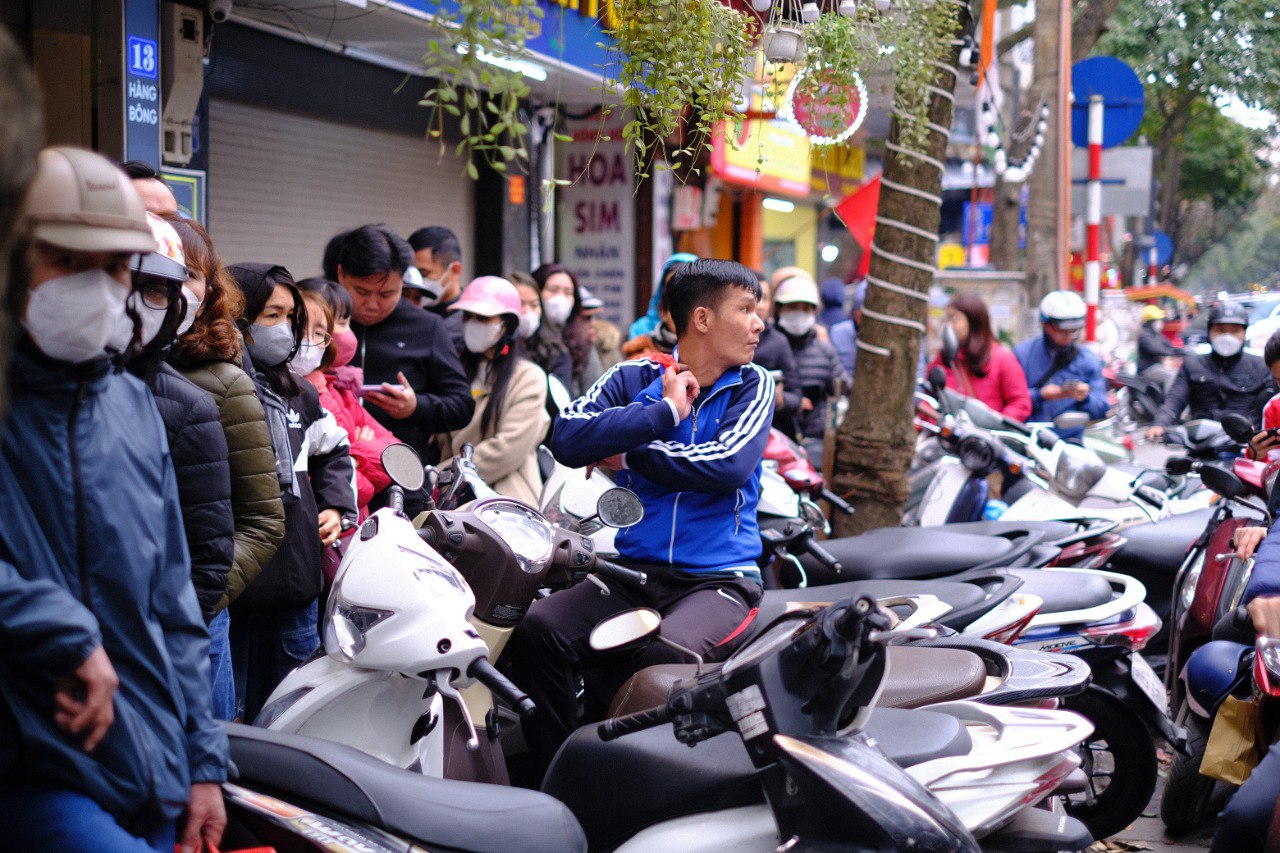 29 Tết, người Hà Nội xếp hàng dài mua bánh chưng, giò chả trên phố Hàng Bông- Ảnh 3.