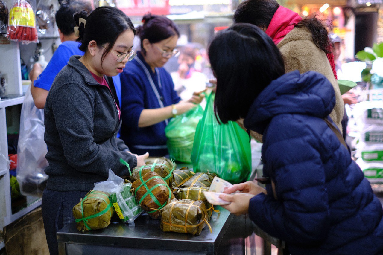 29 Tết, người Hà Nội xếp hàng dài mua bánh chưng, giò chả trên phố Hàng Bông- Ảnh 8.