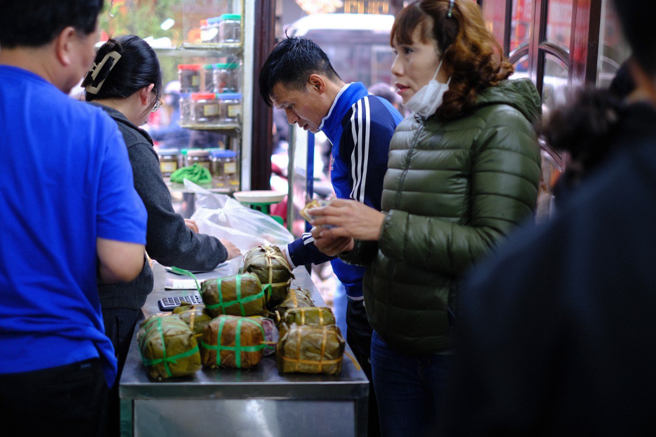 29 Tết, người Hà Nội xếp hàng dài mua bánh chưng, giò chả trên phố Hàng Bông- Ảnh 11.