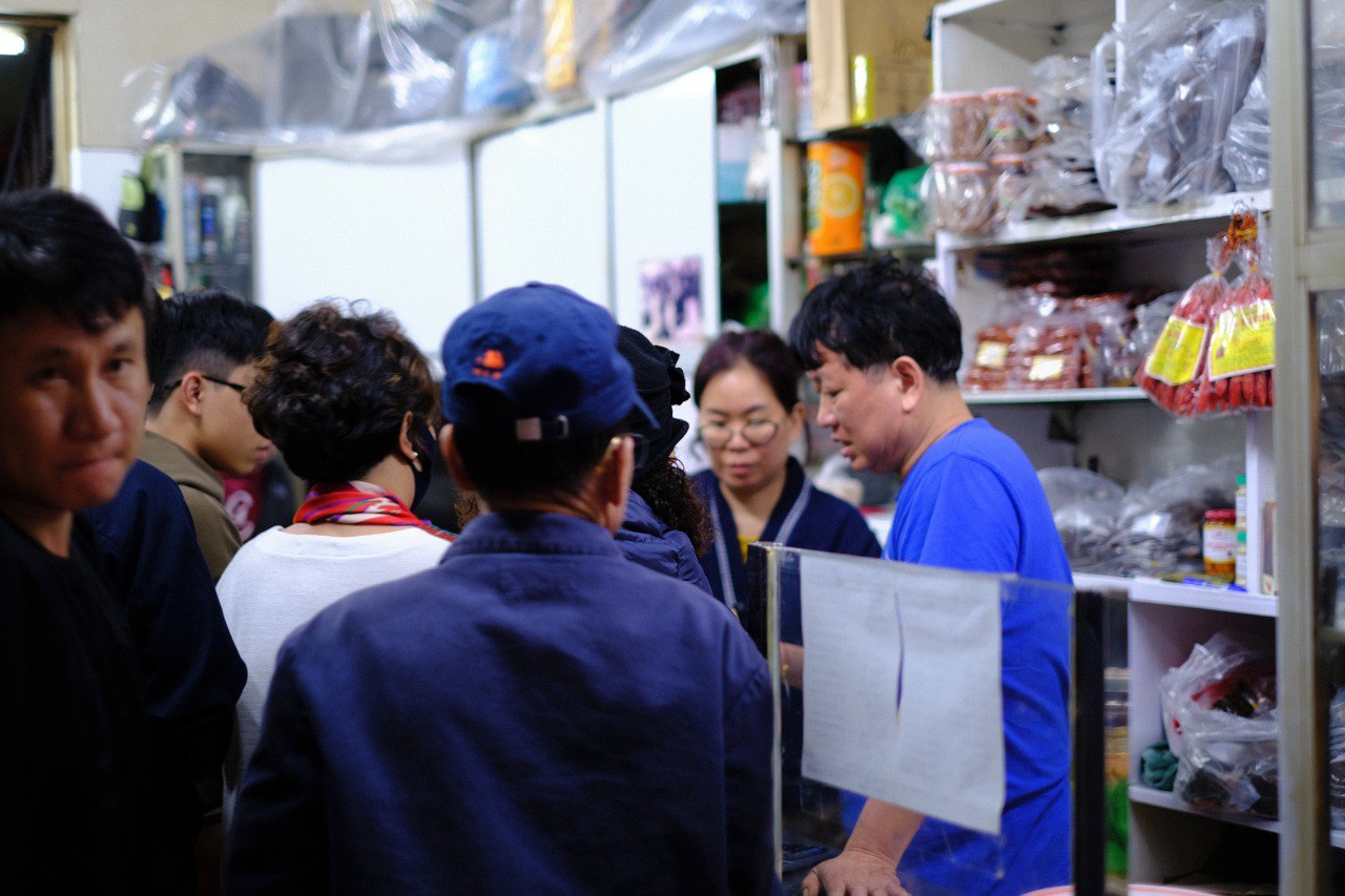 29 Tết, người Hà Nội xếp hàng dài mua bánh chưng, giò chả trên phố Hàng Bông- Ảnh 12.