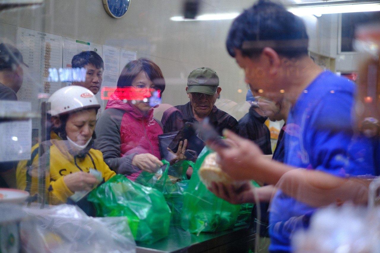 29 Tết, người Hà Nội xếp hàng dài mua bánh chưng, giò chả trên phố Hàng Bông- Ảnh 13.