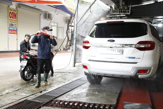 Dịch vụ rửa xe kiếm tiền triệu ngày Tết, lượng xe gấp 10 lần ngày thường- Ảnh 2.