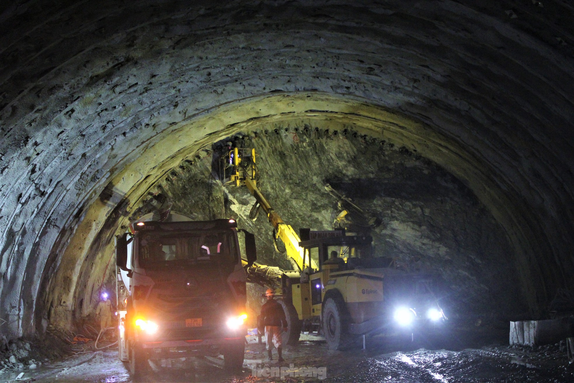 Robot đào hầm xuyên núi giúp thi công 'thần tốc' tuyến cao tốc trị giá 12.548 tỷ ở Việt Nam- Ảnh 1.