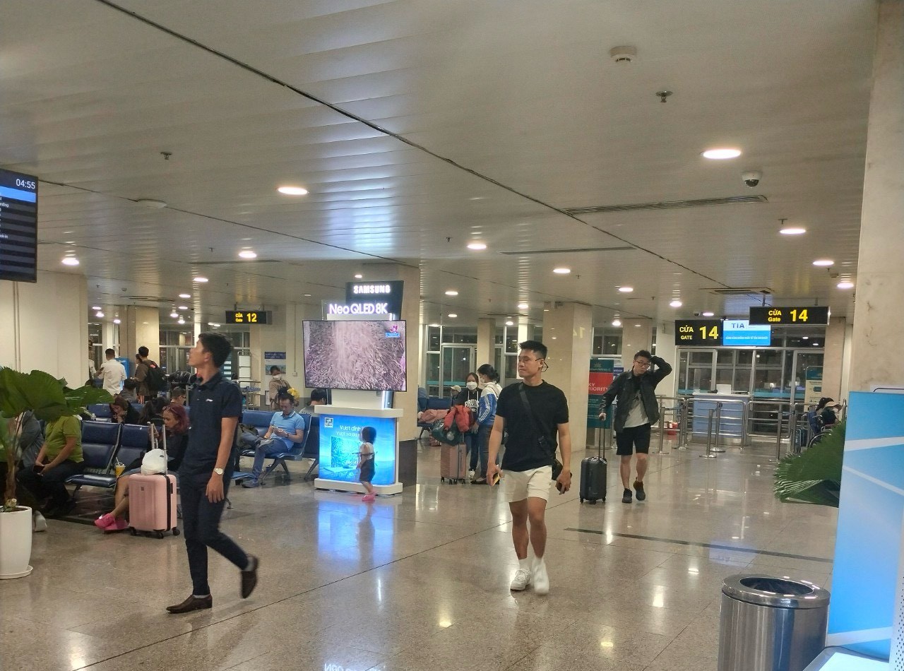 Sân bay Tân Sơn Nhất rất 'lạ' ngày 30 Tết- Ảnh 9.