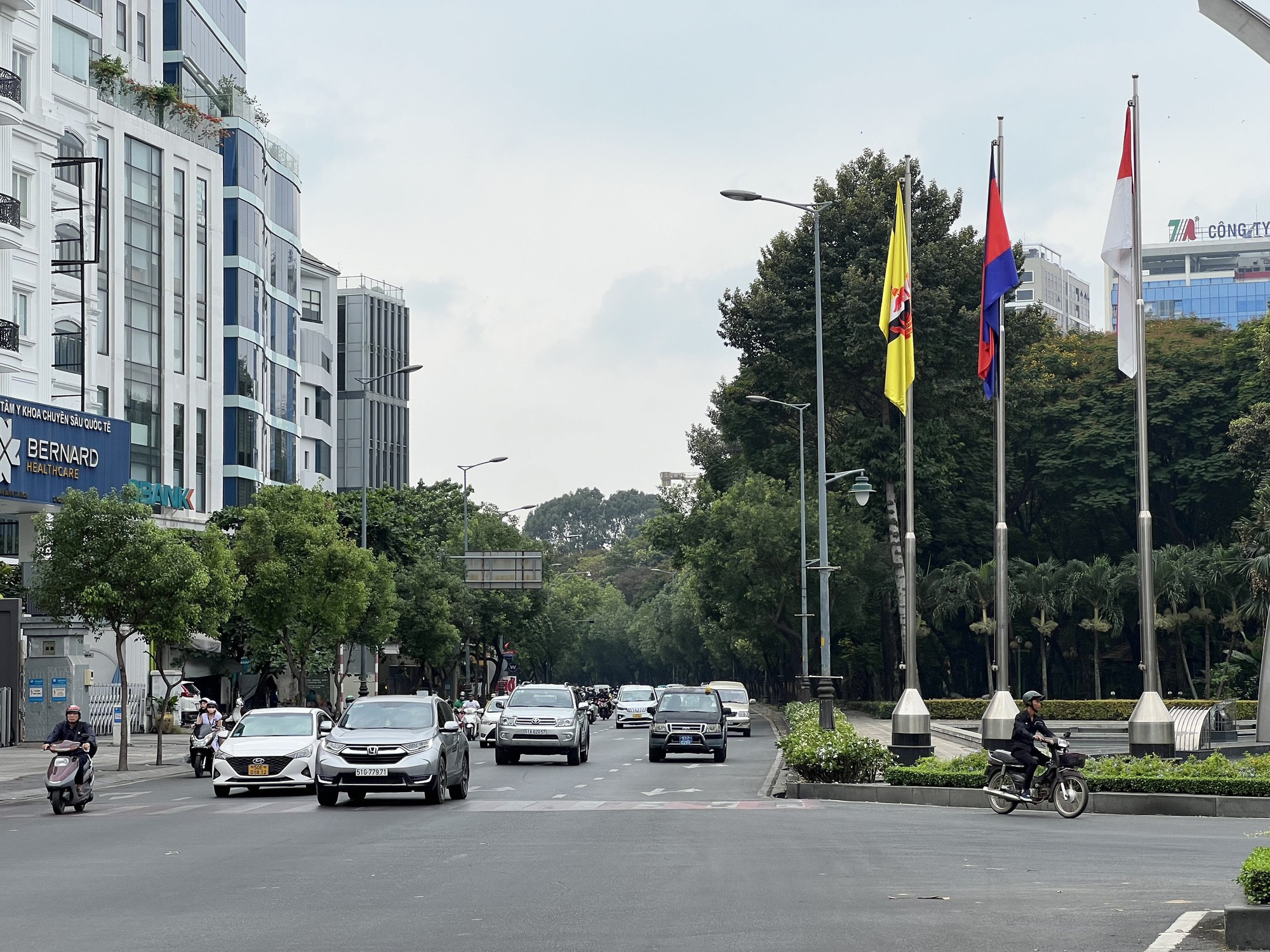 Khách nước ngoài bất ngờ trước hình ảnh các tuyến đường quanh sân bay Tân Sơn Nhất- Ảnh 2.