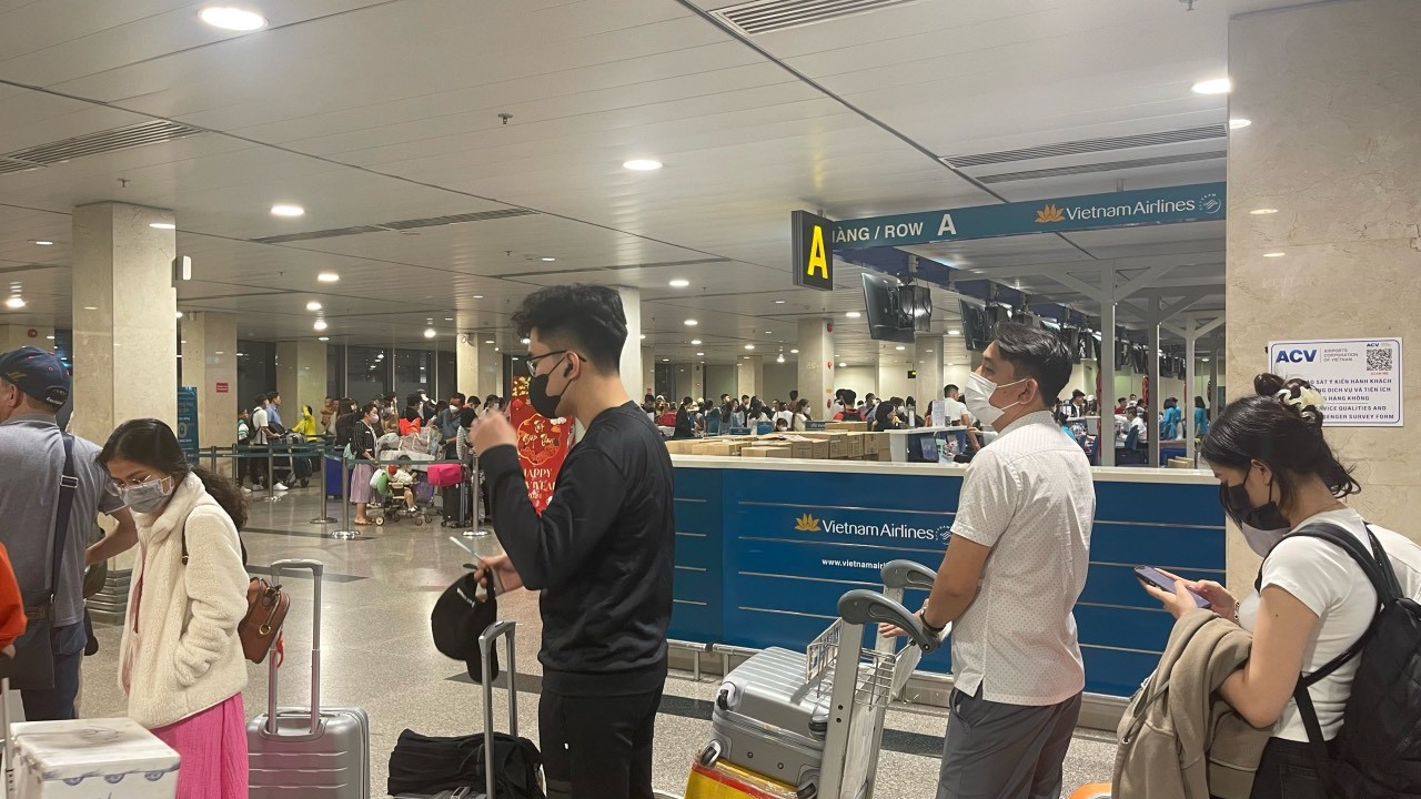 Sân bay Tân Sơn Nhất rất 'lạ' ngày 30 Tết- Ảnh 4.