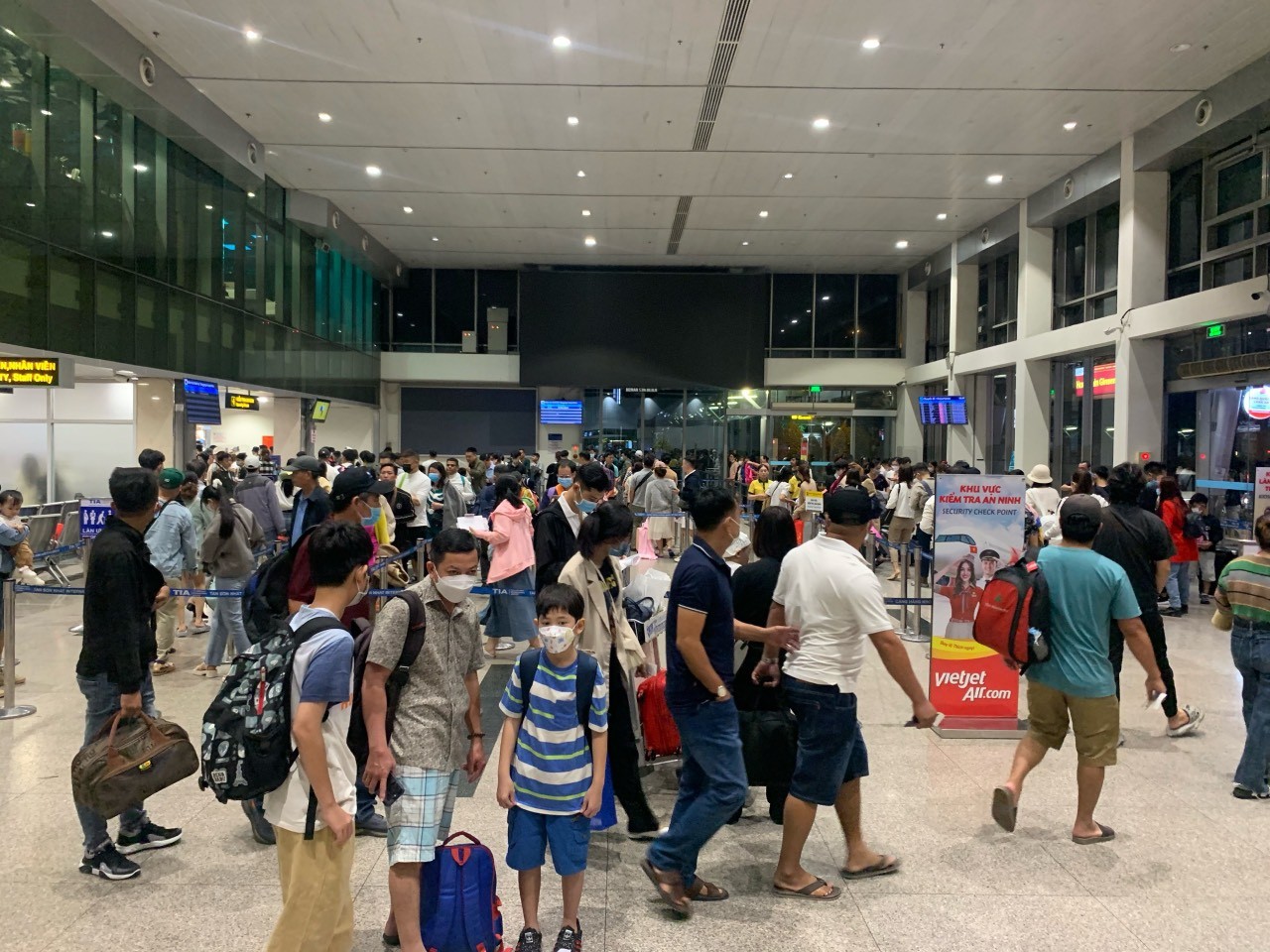 Sân bay Tân Sơn Nhất rất 'lạ' ngày 30 Tết- Ảnh 1.