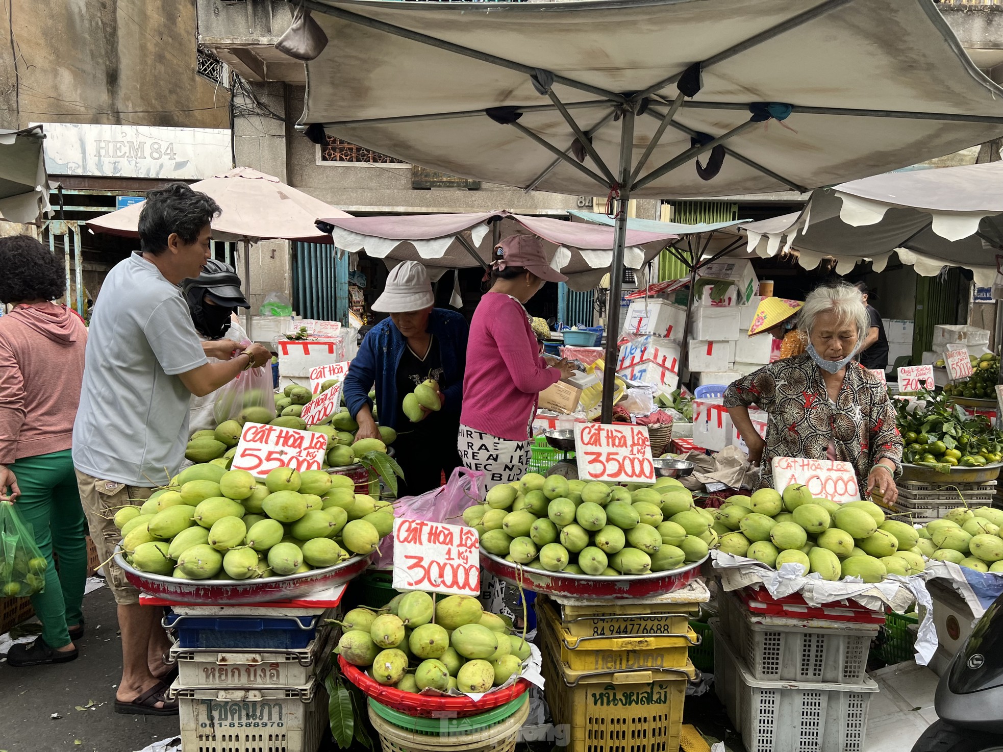 Phiên chợ 30 Tết: Chỉ cần hàng đẹp là xuống tiền- Ảnh 3.