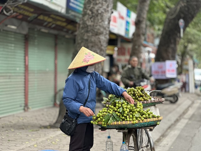 Bất ngờ cảnh trái ngược giữa chợ và siêu thị sáng 30 Tết- Ảnh 6.