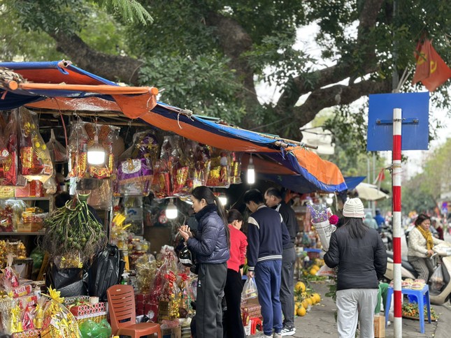 Bất ngờ cảnh trái ngược giữa chợ và siêu thị sáng 30 Tết- Ảnh 1.