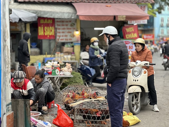 Bất ngờ cảnh trái ngược giữa chợ và siêu thị sáng 30 Tết- Ảnh 2.