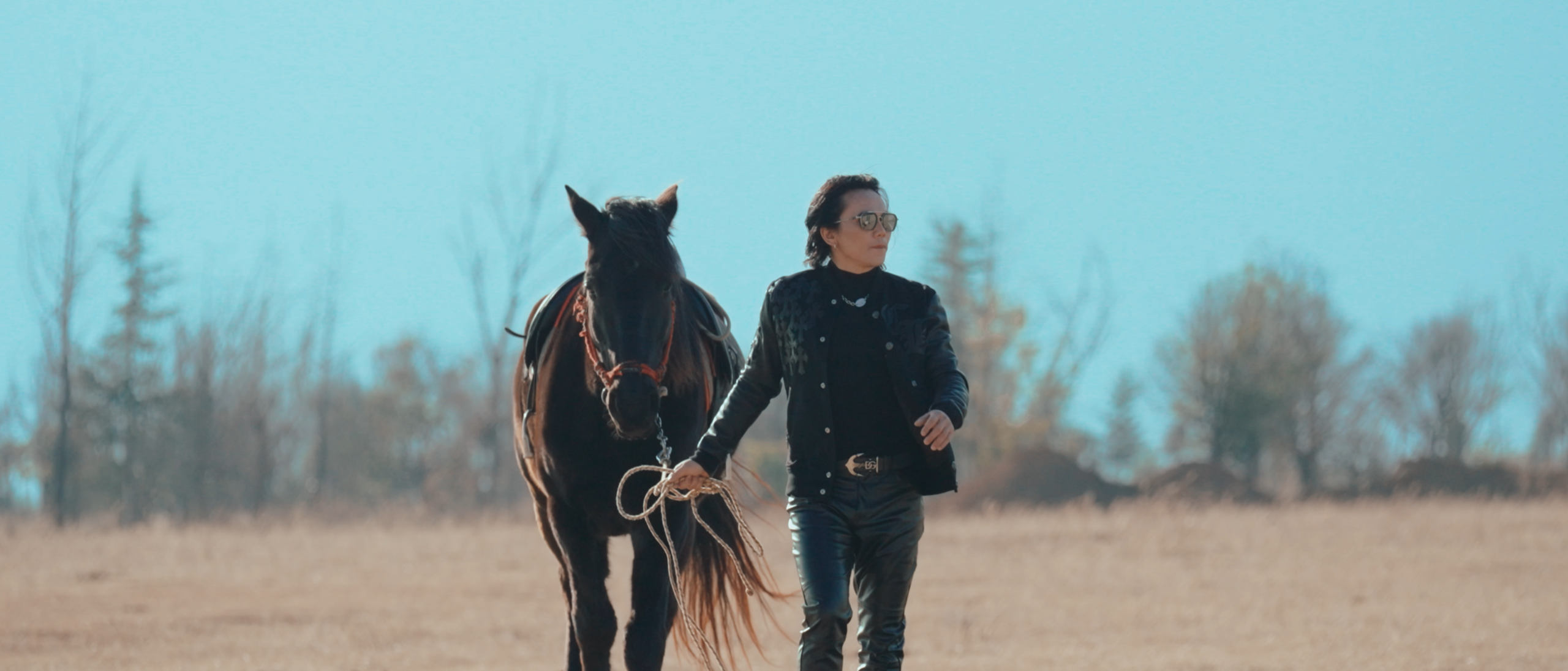 Chịu chơi như nam ca sĩ boyband đời đầu: U50 vẫn mạnh tay đầu tư làm MV đẹp tựa phim điện ảnh, chứng tỏ “gừng càng già càng cay”- Ảnh 2.