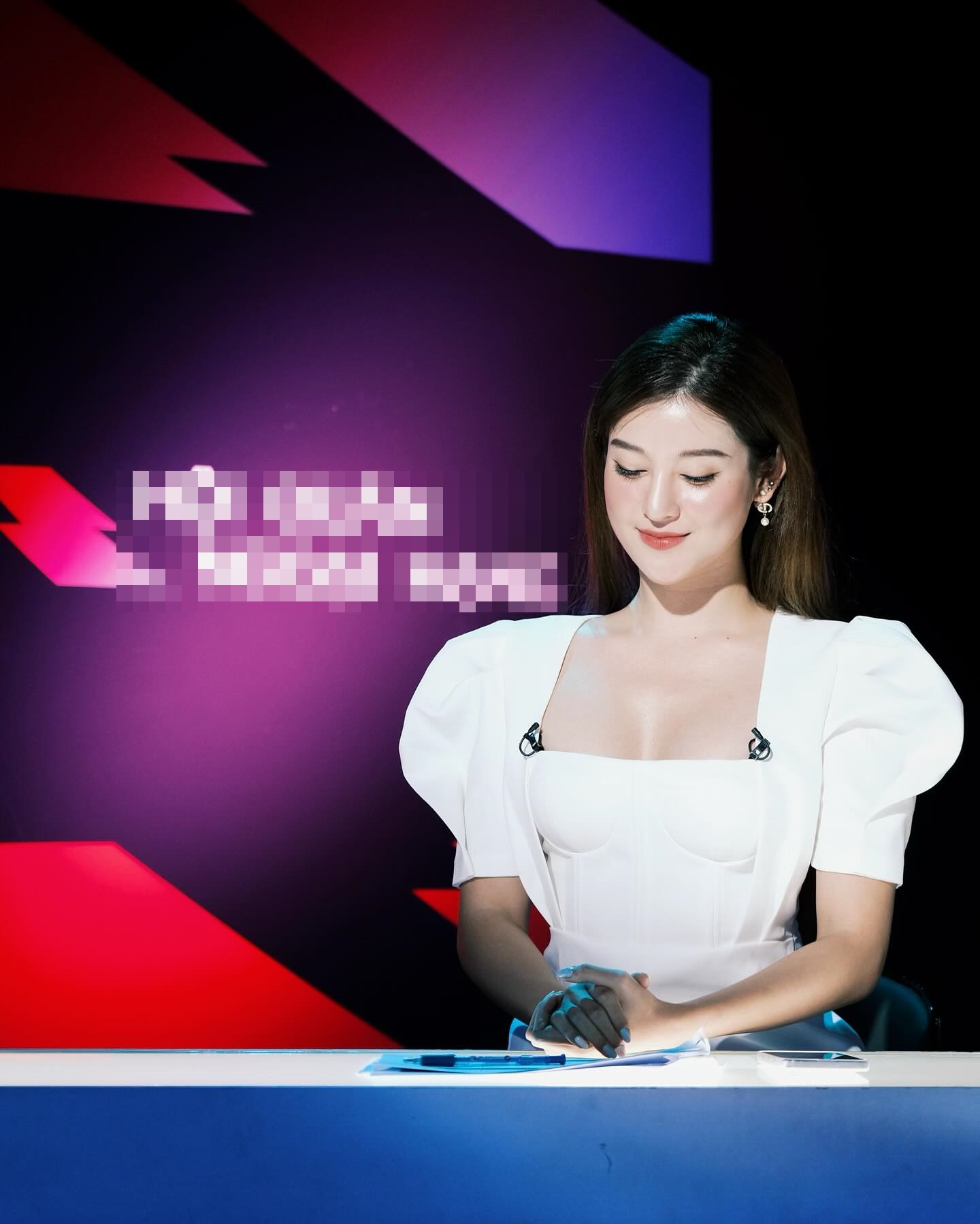 Nhan sắc nóng bỏng của Á hậu Huyền My sau khi rời showbiz làm MC dẫn chương trình thể thao- Ảnh 8.