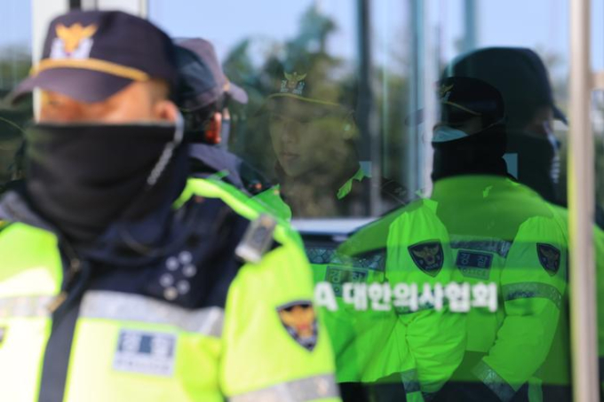 Khủng hoảng y tế Hàn Quốc ngày 11: Bác sĩ nhất quyết không trở lại, cảnh sát đột kích văn phòng Hiệp hội Y khoa- Ảnh 2.