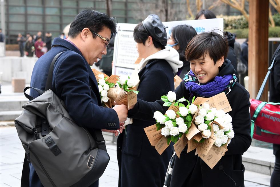 Tặng cổ phiếu Starbucks, Apple, Tesla ngày 8/3 thay vì hoa: Xu thế mới của các cặp đôi Hàn Quốc khi hẹn hò trong các dịp lễ- Ảnh 2.