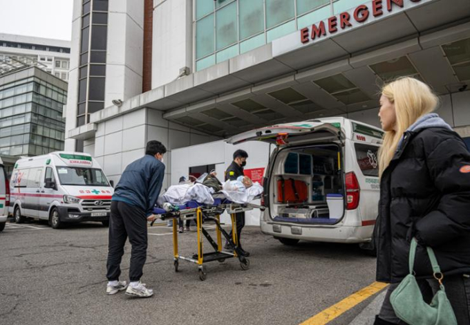 Khủng hoảng y tế Hàn Quốc ngày 11: Bác sĩ nhất quyết không trở lại, cảnh sát đột kích văn phòng Hiệp hội Y khoa- Ảnh 1.