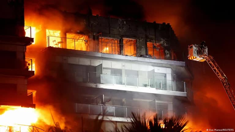 Hiện trường vụ hỏa hoạn nhấn chìm trung tâm mua sắm: Ít nhất 43 người chết, nhiều thi thể khó nhận dạng- Ảnh 1.