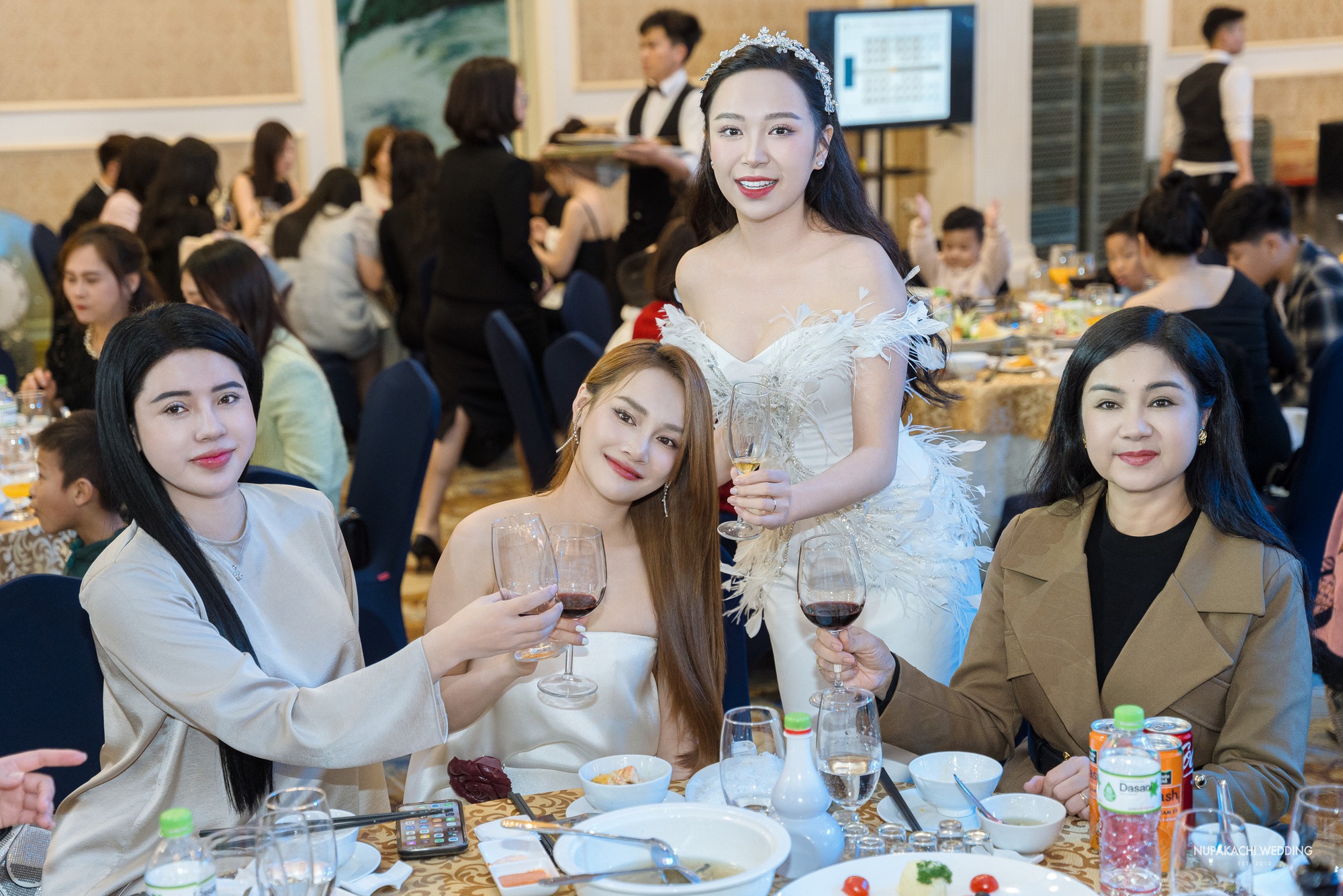 Lễ cưới diễn viên Kim Oanh: Nhã Phương - Lê Giang và dàn sao đổ bộ, cô dâu diện váy cưới 600 triệu- Ảnh 24.