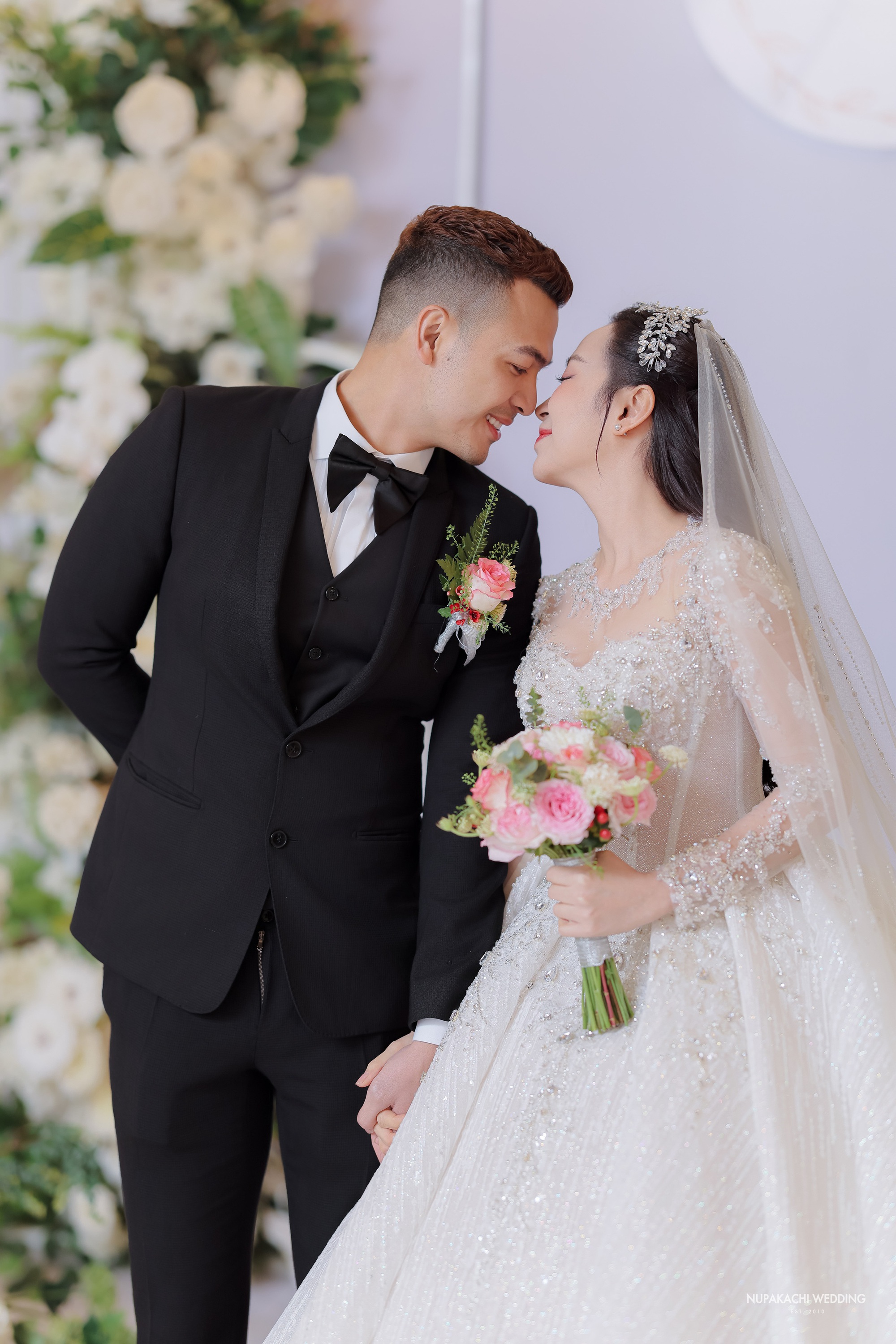 Lễ cưới diễn viên Kim Oanh: Nhã Phương - Lê Giang và dàn sao đổ bộ, cô dâu diện váy cưới 600 triệu- Ảnh 4.