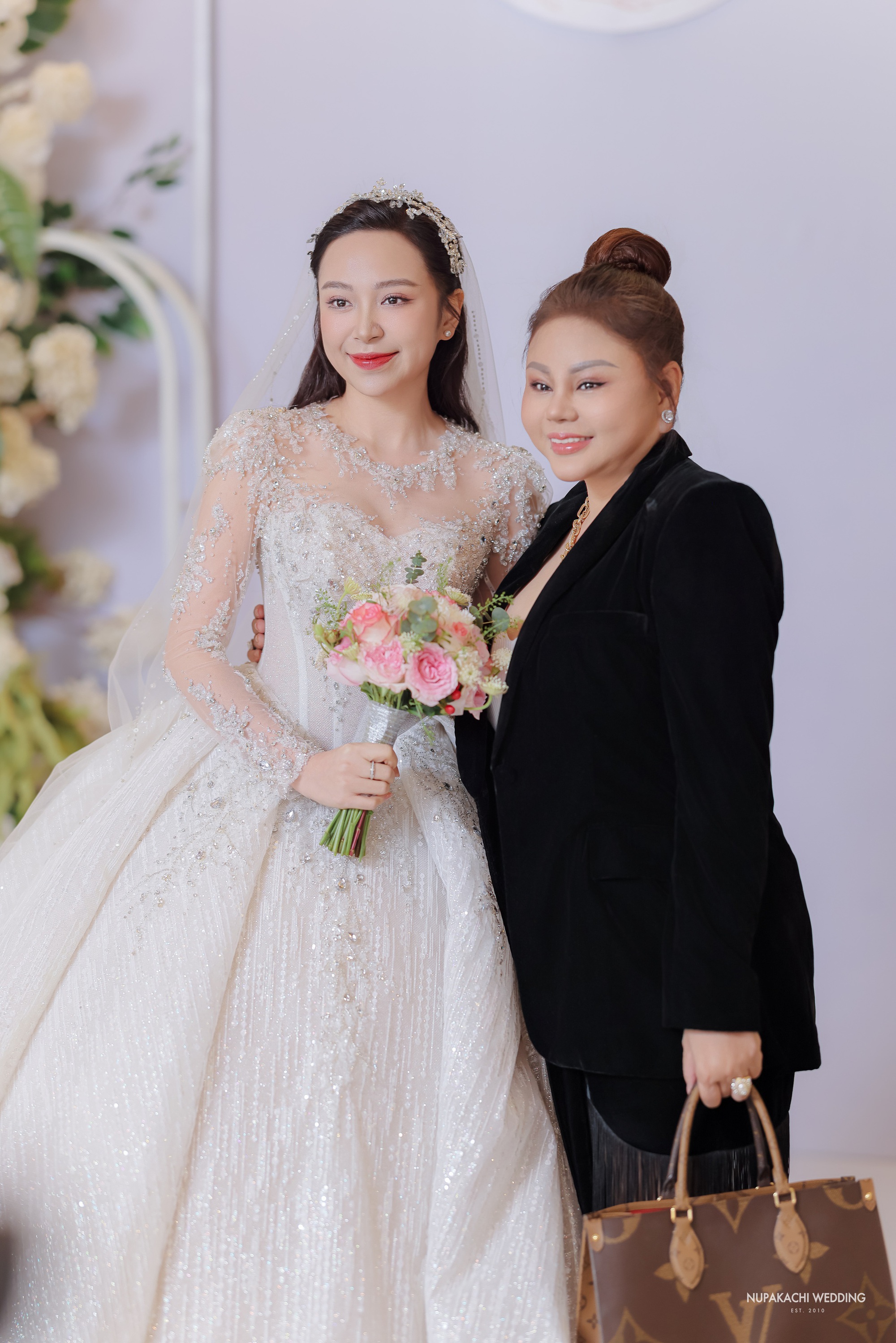 Lễ cưới diễn viên Kim Oanh: Nhã Phương - Lê Giang và dàn sao đổ bộ, cô dâu diện váy cưới 600 triệu- Ảnh 16.