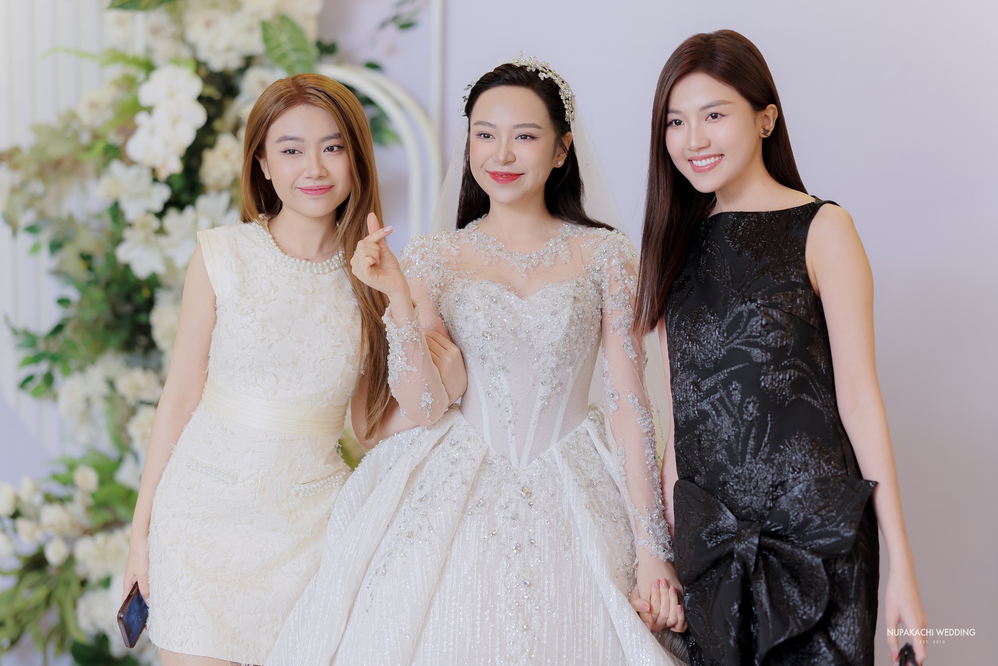 Lễ cưới diễn viên Kim Oanh: Nhã Phương - Lê Giang và dàn sao đổ bộ, cô dâu diện váy cưới 600 triệu- Ảnh 17.