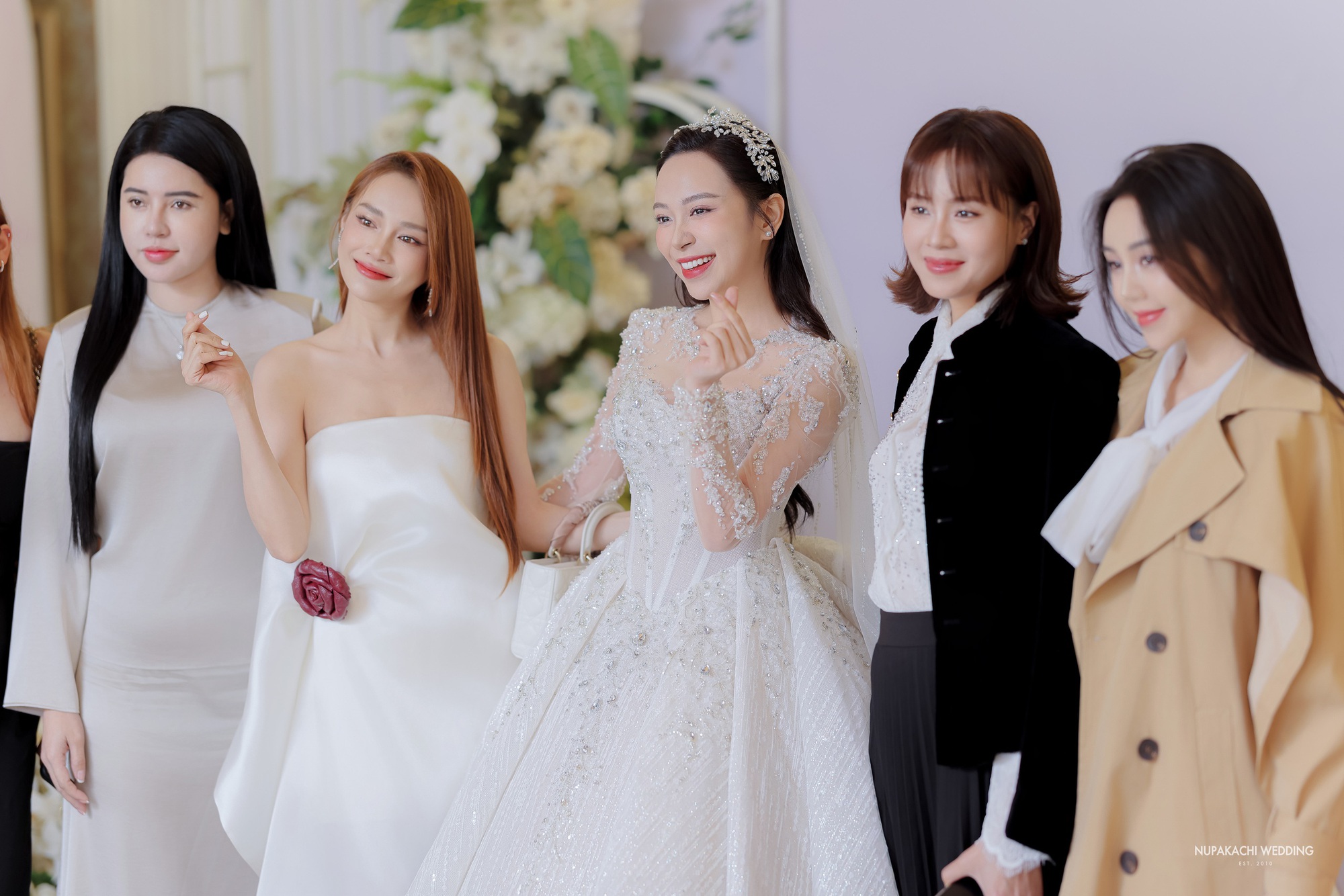 Lễ cưới diễn viên Kim Oanh: Nhã Phương - Lê Giang và dàn sao đổ bộ, cô dâu diện váy cưới 600 triệu- Ảnh 13.