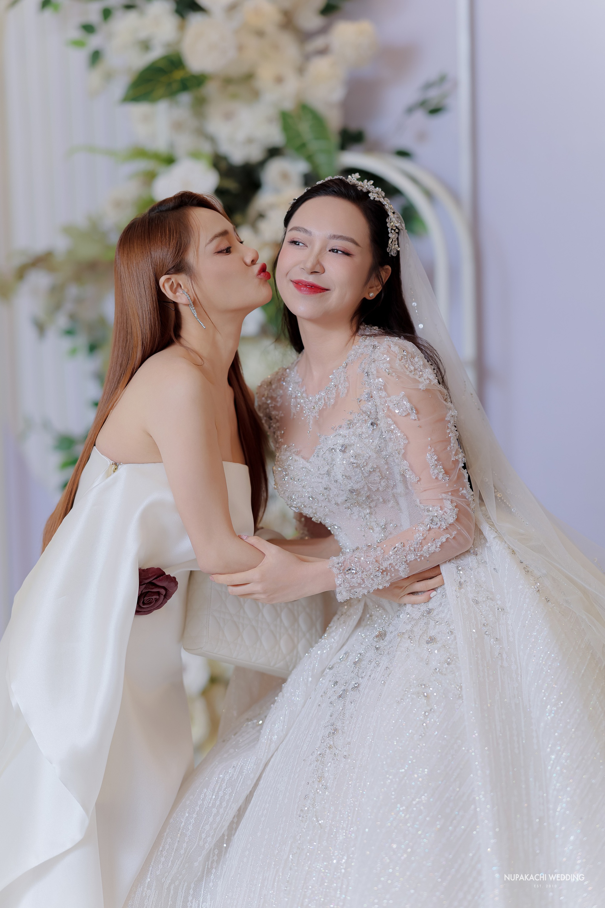 Lễ cưới diễn viên Kim Oanh: Nhã Phương - Lê Giang và dàn sao đổ bộ, cô dâu diện váy cưới 600 triệu- Ảnh 15.
