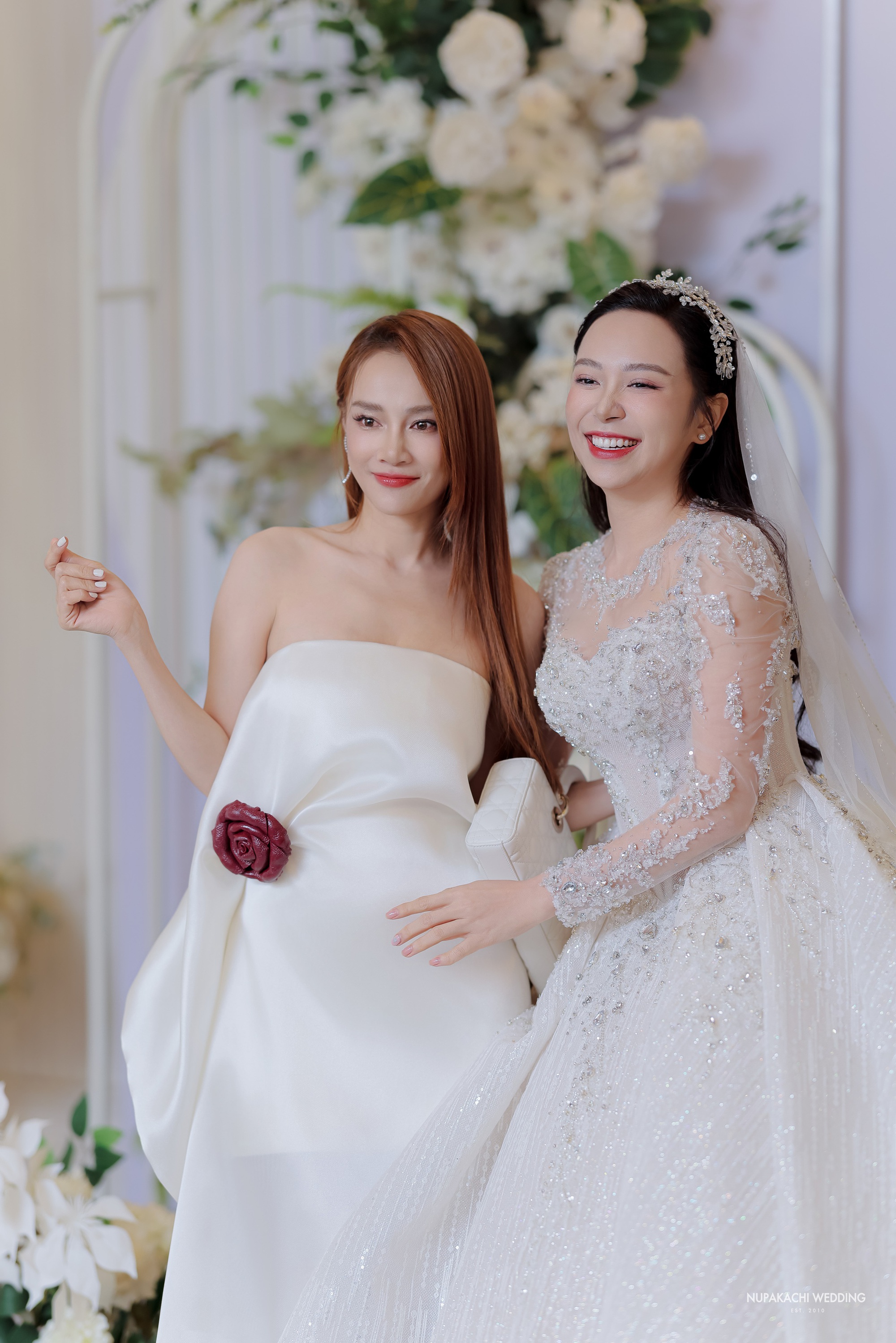 Lễ cưới diễn viên Kim Oanh: Nhã Phương - Lê Giang và dàn sao đổ bộ, cô dâu diện váy cưới 600 triệu- Ảnh 14.