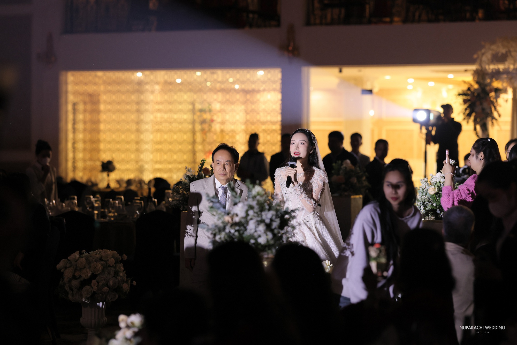 Lễ cưới diễn viên Kim Oanh: Nhã Phương - Lê Giang và dàn sao đổ bộ, cô dâu diện váy cưới 600 triệu- Ảnh 7.