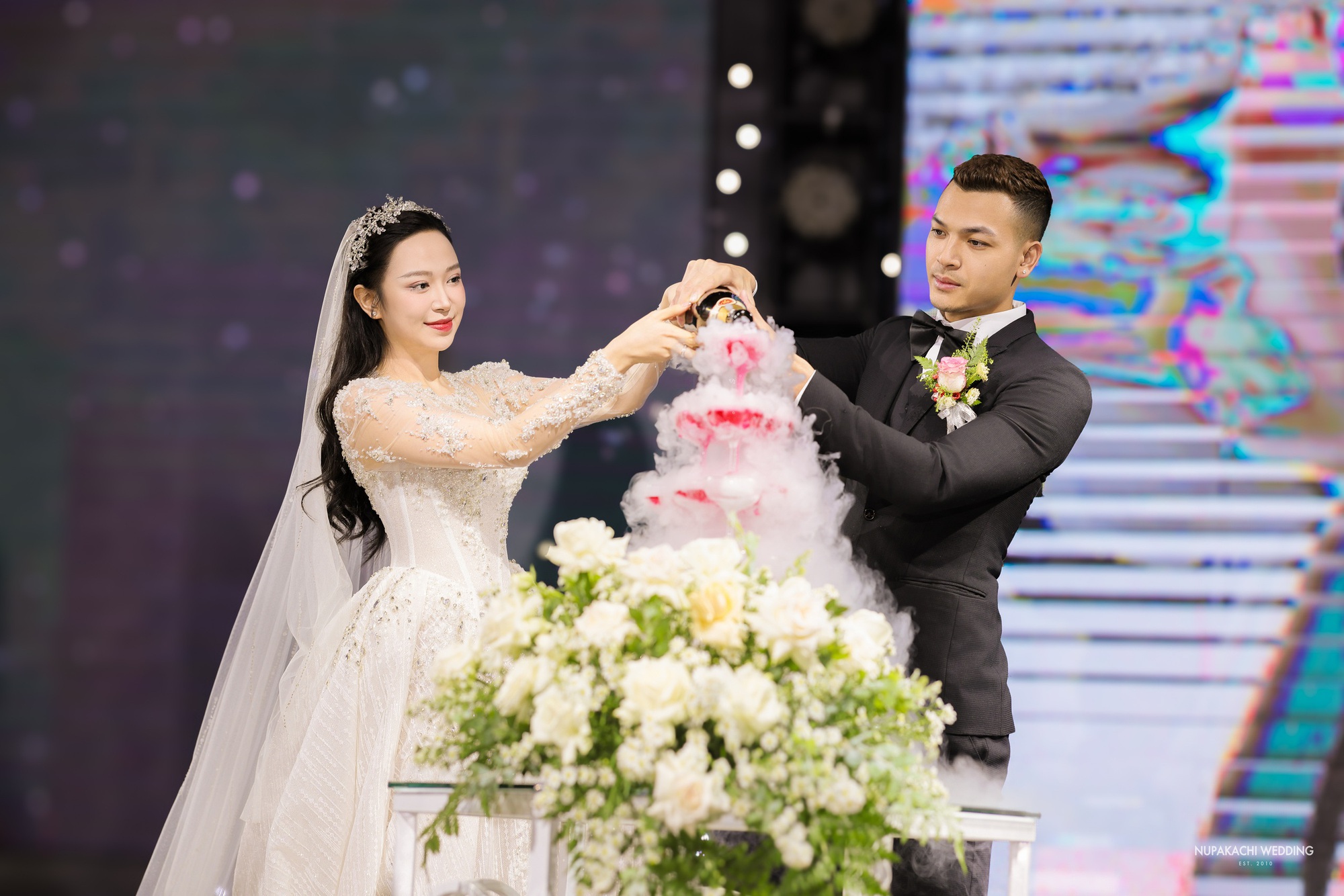 Lễ cưới diễn viên Kim Oanh: Nhã Phương - Lê Giang và dàn sao đổ bộ, cô dâu diện váy cưới 600 triệu- Ảnh 11.