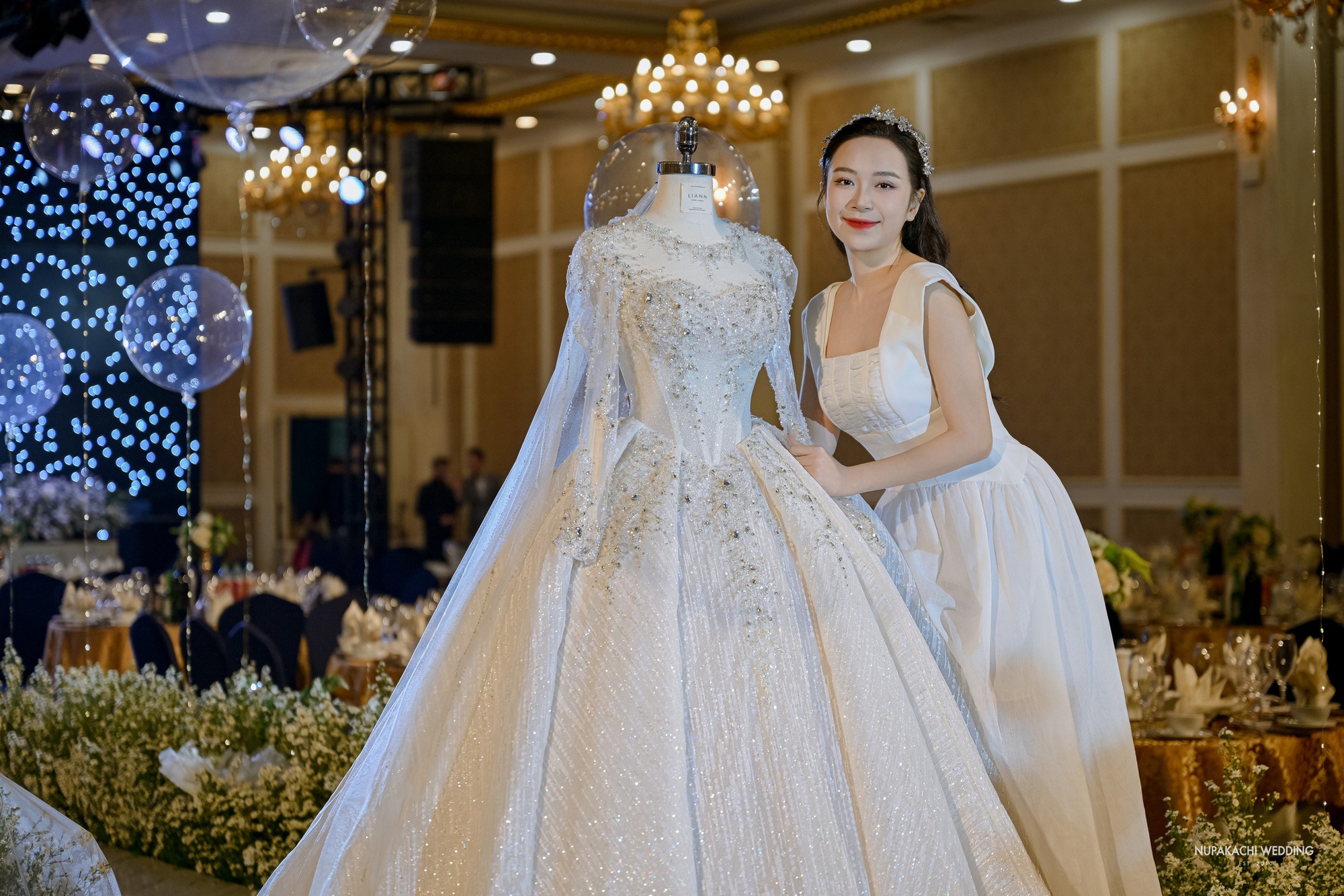 Diệp Lâm Anh diện váy cưới xuyên thấu, liên tục hôn chồng thiếu gia trong  tiệc tối