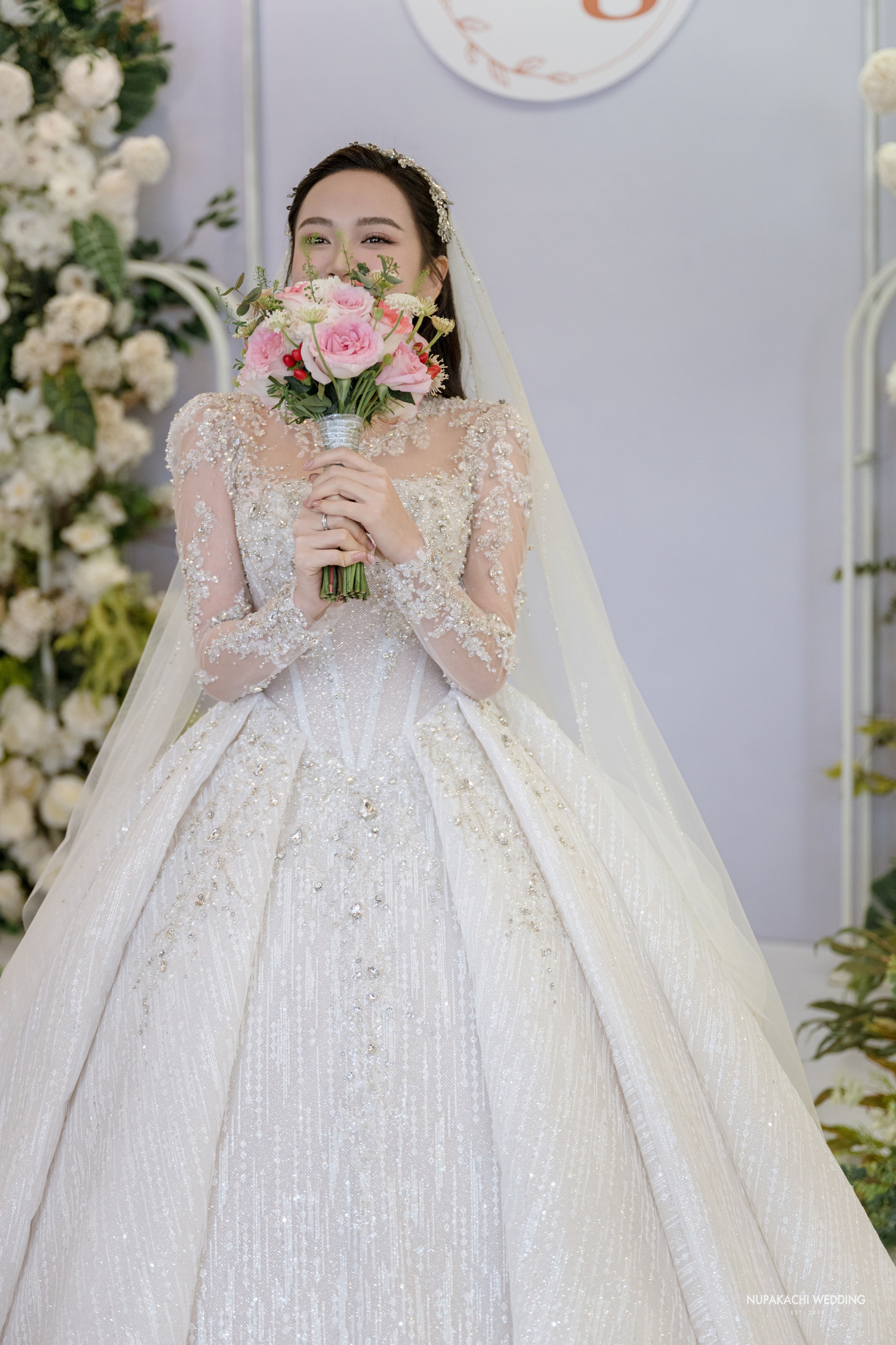 Lễ cưới diễn viên Kim Oanh: Nhã Phương - Lê Giang và dàn sao đổ bộ, cô dâu diện váy cưới 600 triệu- Ảnh 2.